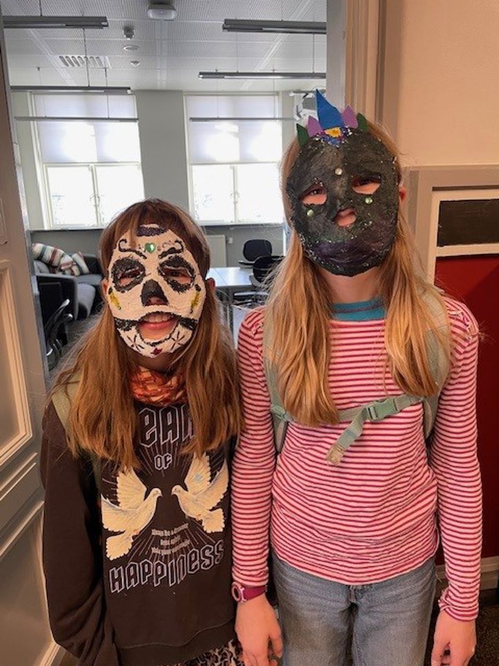 et par barn iført masker