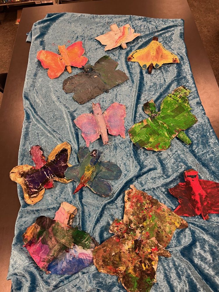 en gruppe fargerike sommerfugler laget på kunst og håndverk