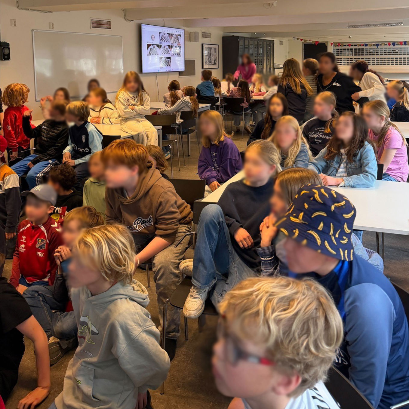 en gruppe barn som sitter i et klasserom en gruppe barn som sitter i et klasserom