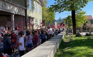 Elevene står klare til å gå i prøvetog til 17.mai