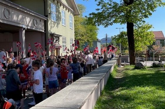 Elevene står klare til å gå i prøvetog til 17.mai