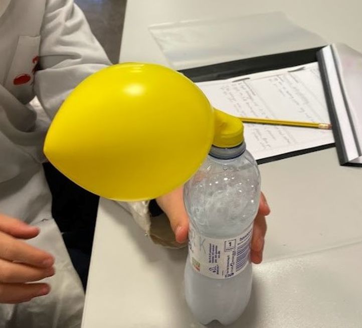 Ballong blåses opp av kjemisk reaksjon
