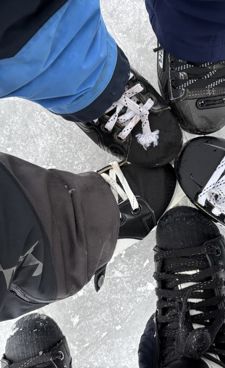 En gruppe mennesker iført skøyter  