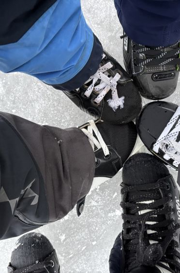 En gruppe mennesker iført skøyter  