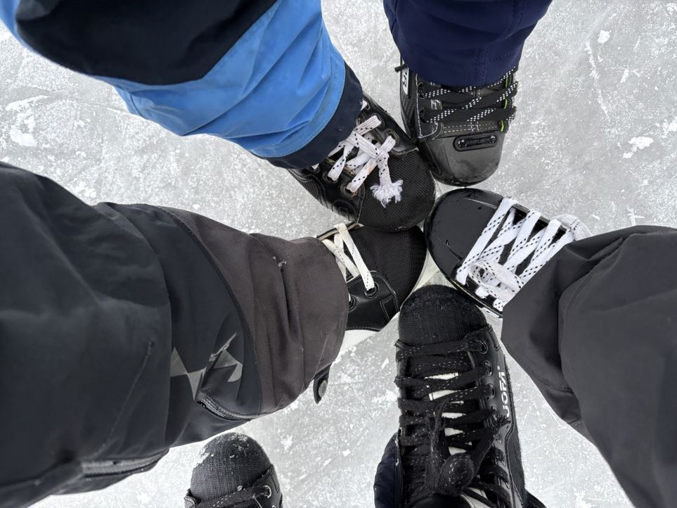 En gruppe mennesker iført skøyter  