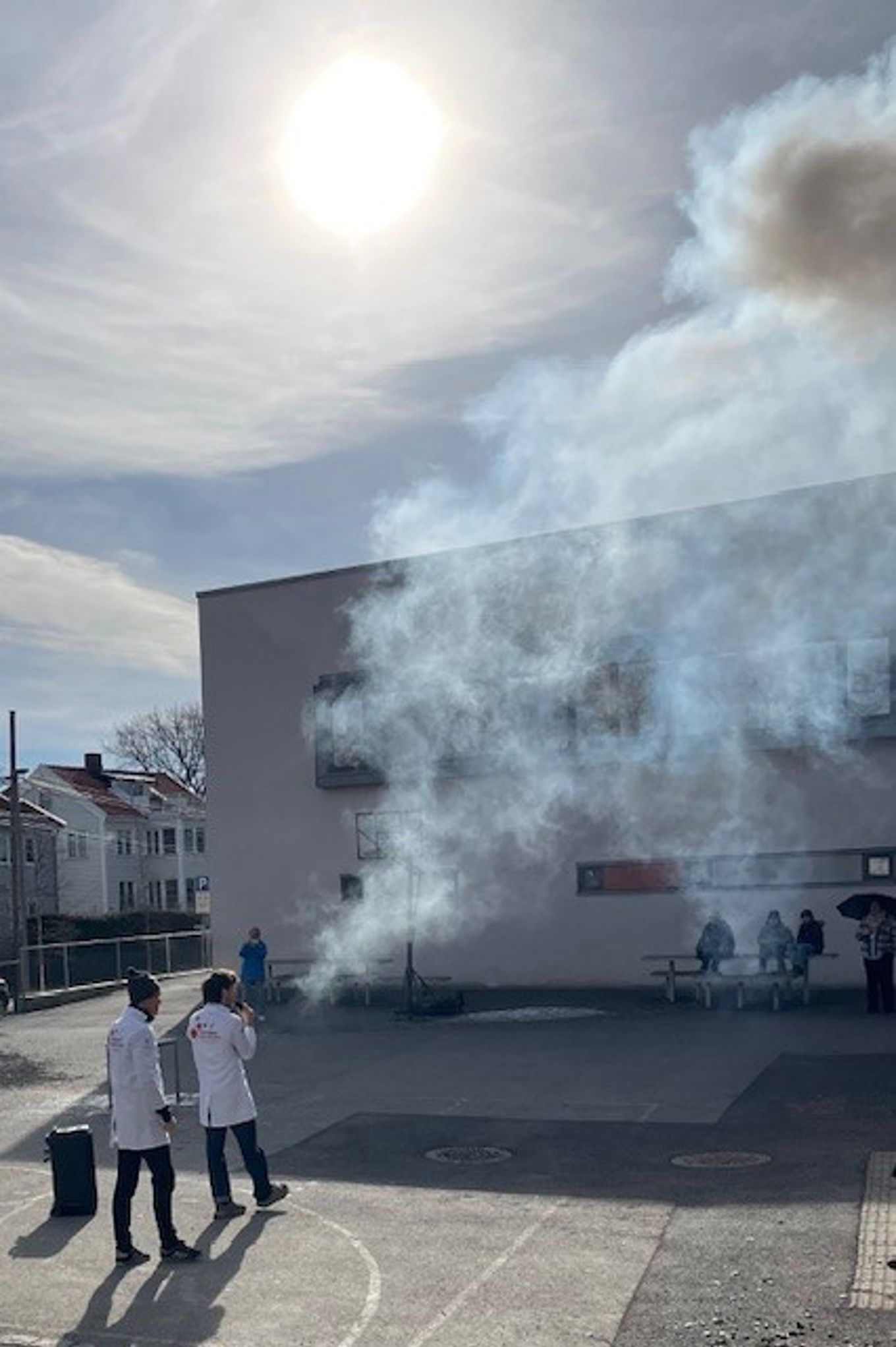 en stor eksplosjon i en by en stor eksplosjon i en by