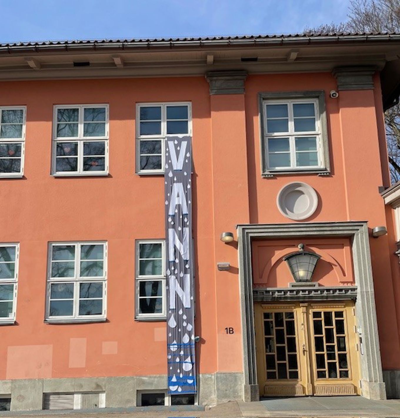 en bygning med et skilt foran en bygning med et skilt foran