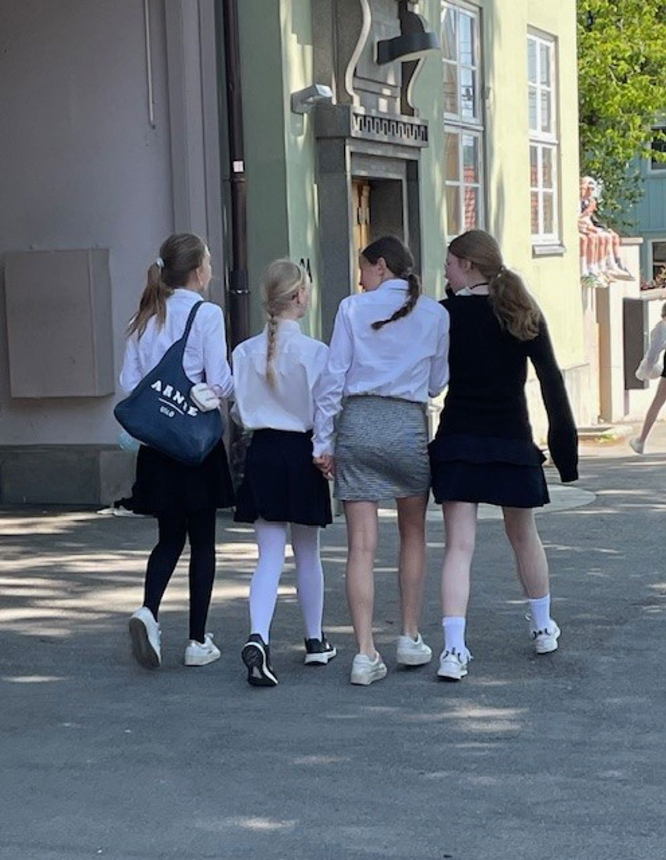 en gruppe jenter som går nedover en gate