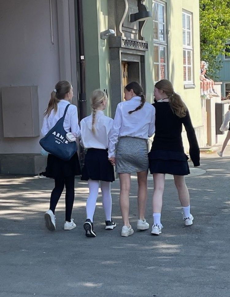 en gruppe jenter som går nedover en gate