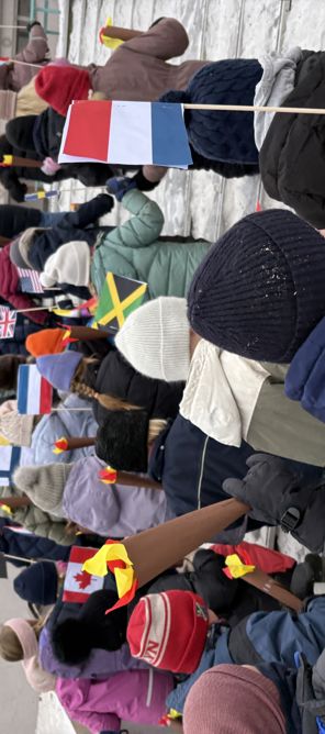 Elever går i parade med flagg fra ulike land
