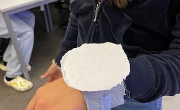 en person som har en selvlaget klokke på armen