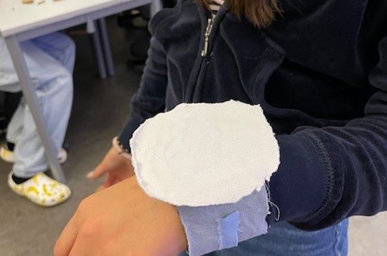 en person som har en selvlaget klokke på armen