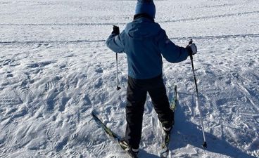 en person som går på ski på snøen