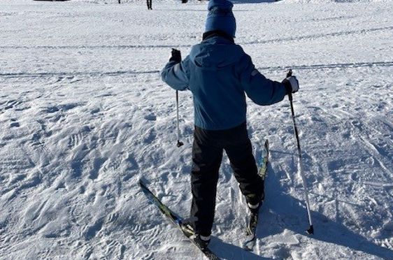 en person som går på ski på snøen