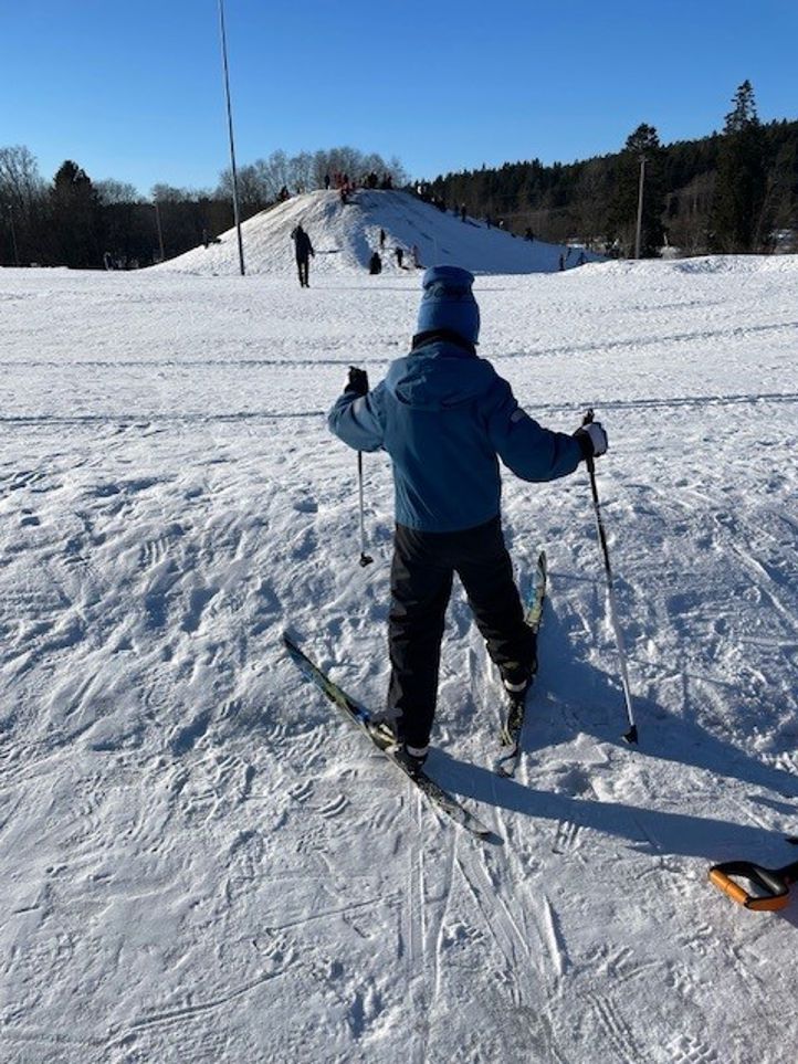 en person som går på ski på snøen