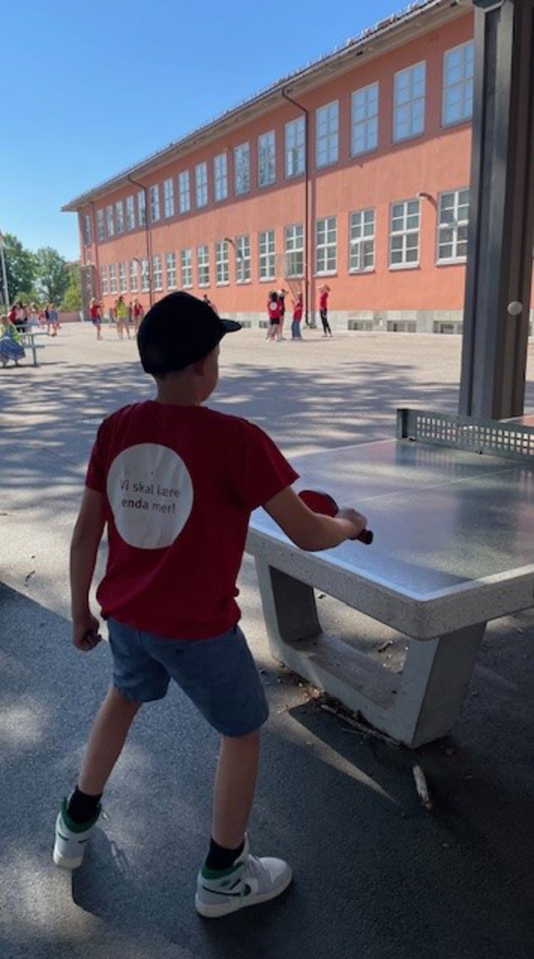 et barn som spiller bordtennis