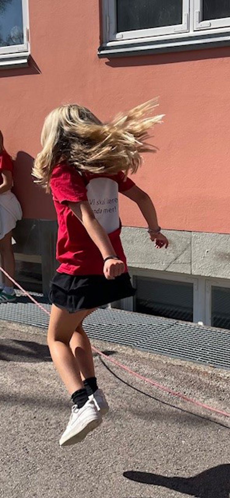 en person som hopper tau
