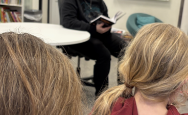 En voksen leser for skoleelever