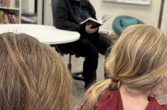 En voksen leser for skoleelever