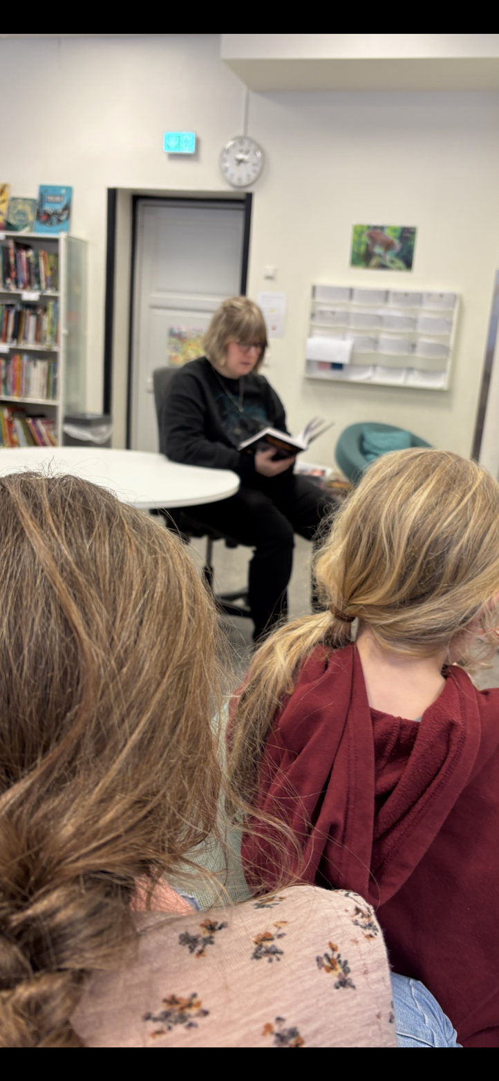 En voksen leser for skoleelever