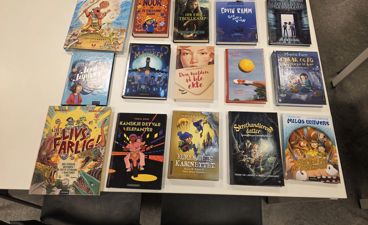 En gruppe bøker på et bord