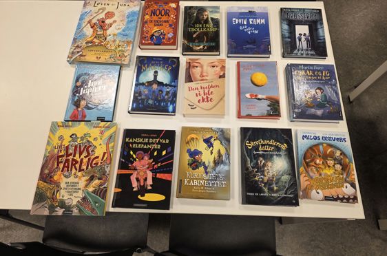 En gruppe bøker på et bord