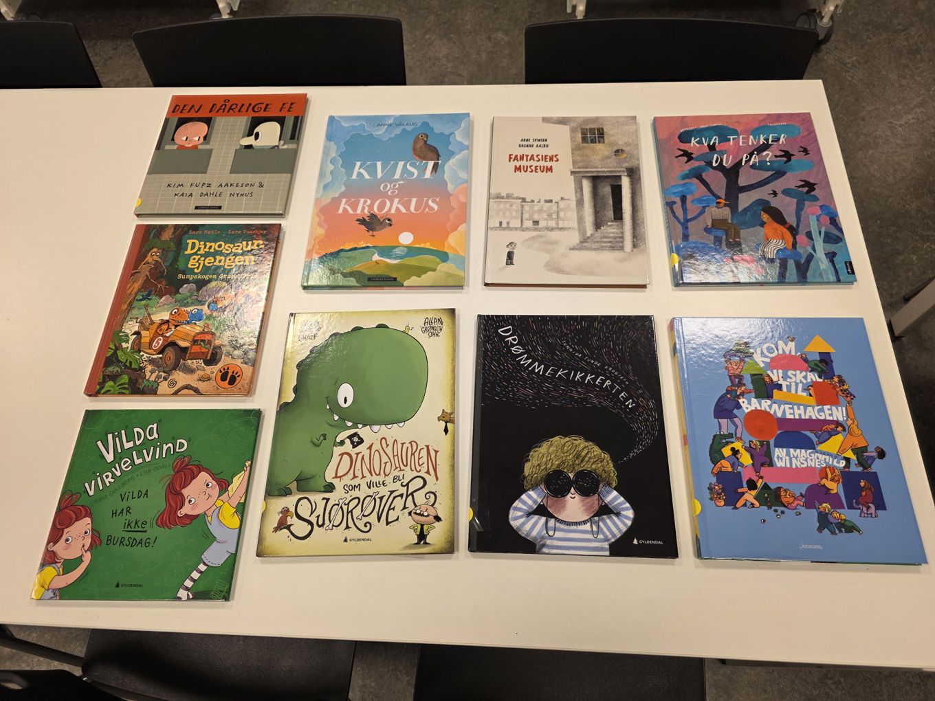 Foto: Camilla Schøyen Bøker på et bord