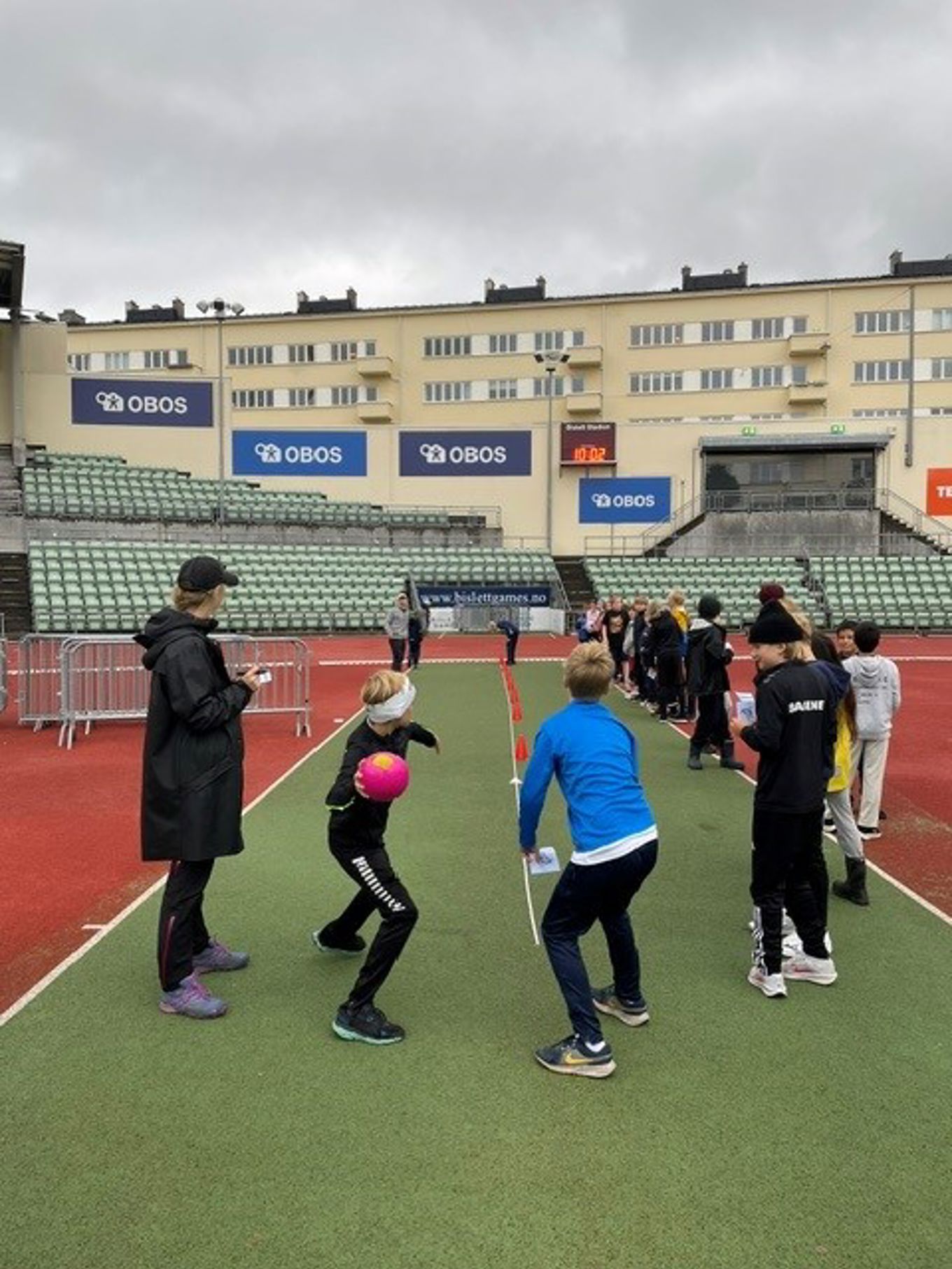 En person kaster ball på en stadion