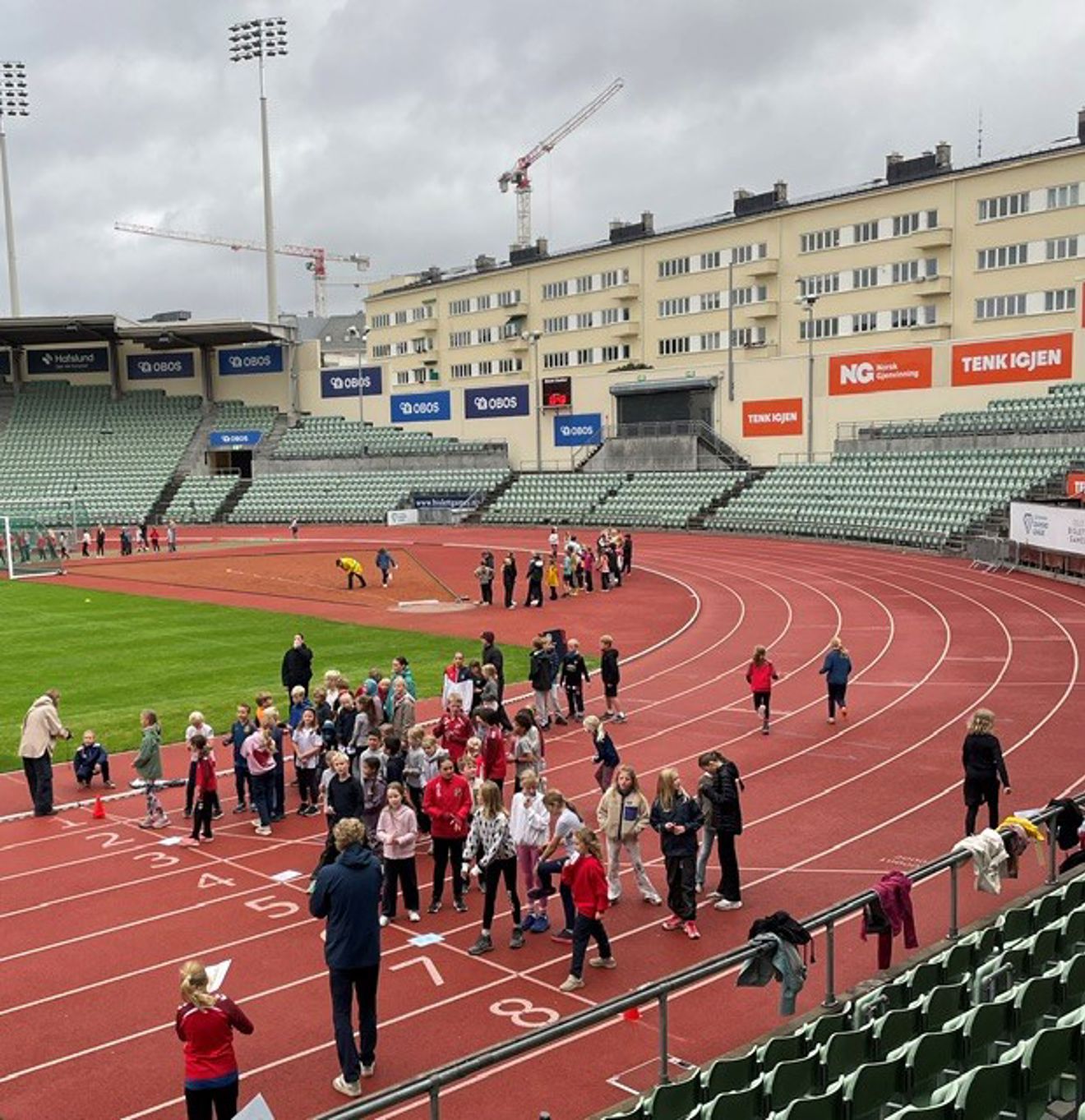 En gruppe mennesker på en stadio