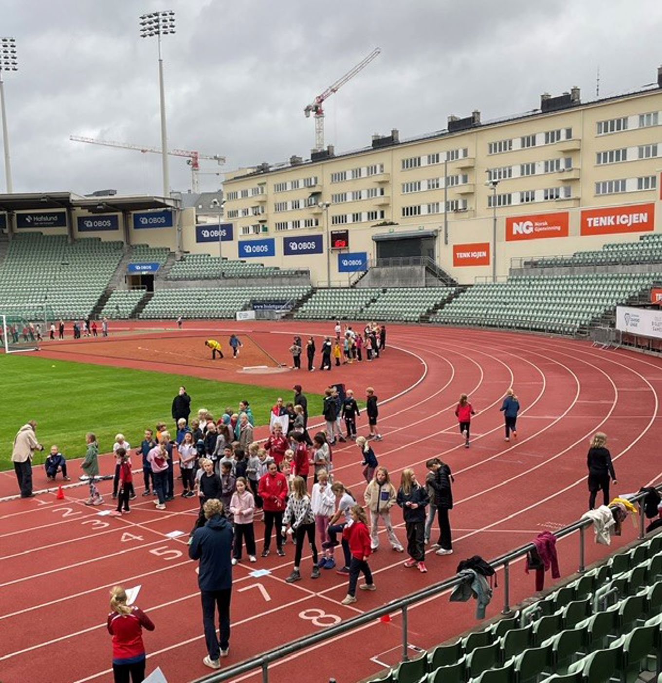 En gruppe mennesker på en stadio
