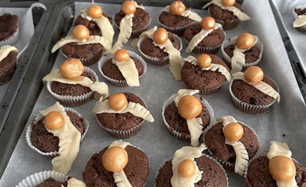 Et brett med muffins