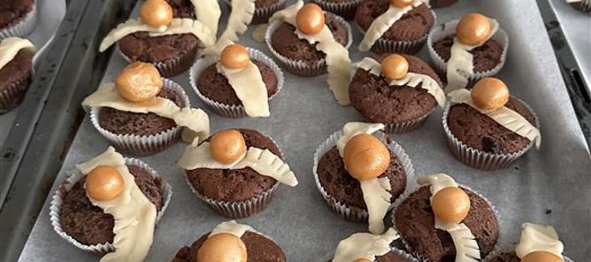 Et brett med muffins