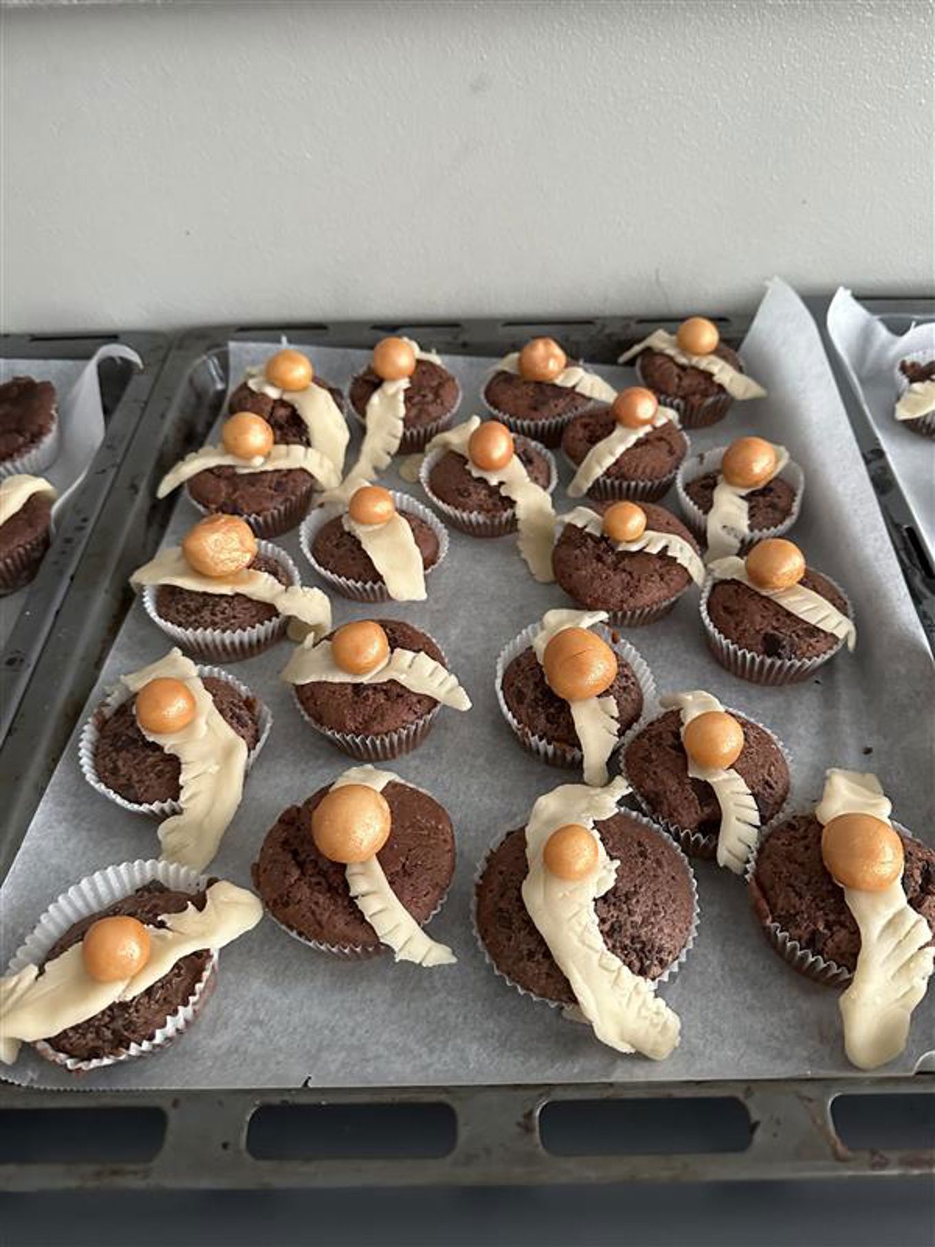 Et brett med muffins