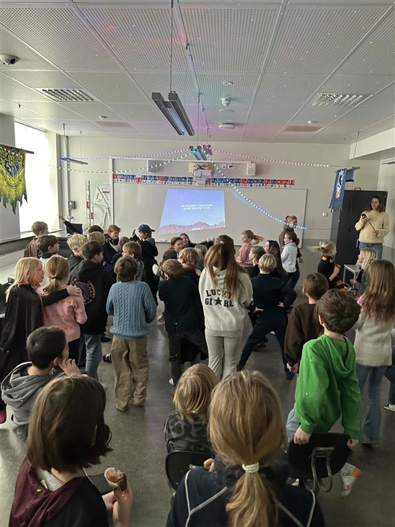 en gruppe mennesker i et rom 