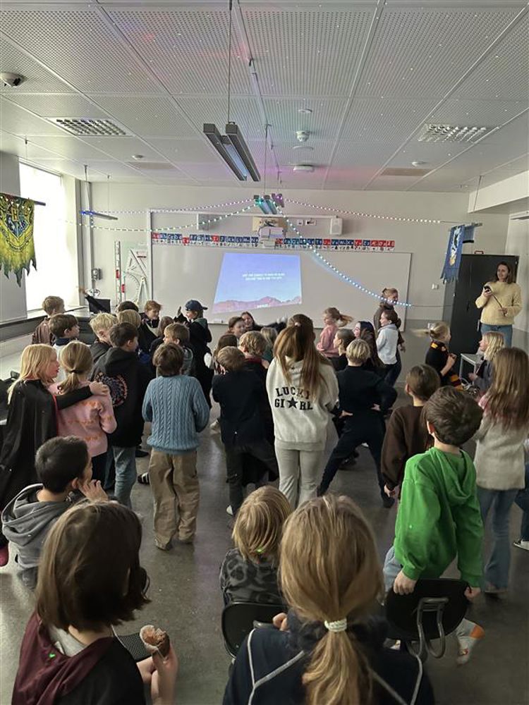 en gruppe mennesker i et rom 