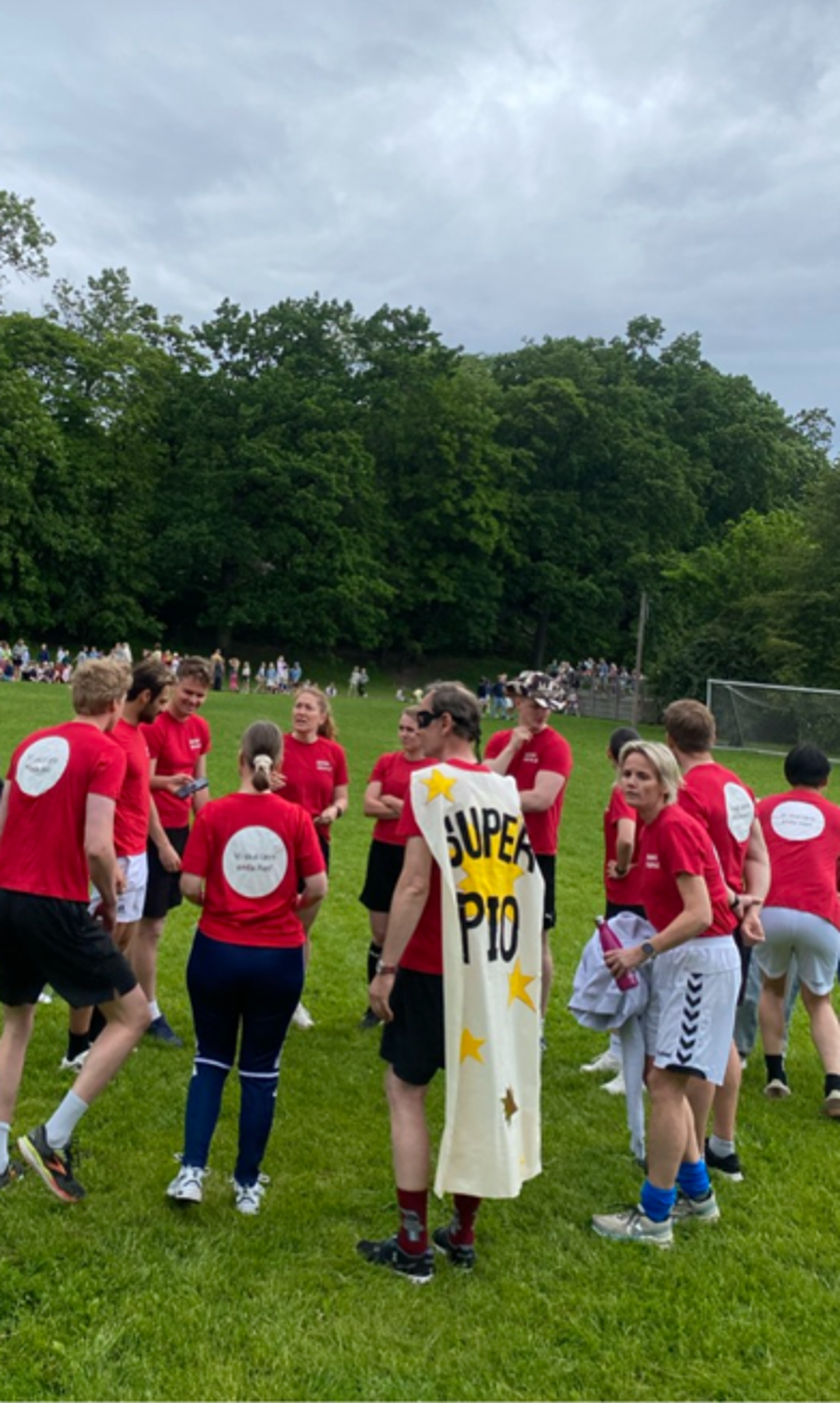 lærerlaget står i ring på fotballbanen