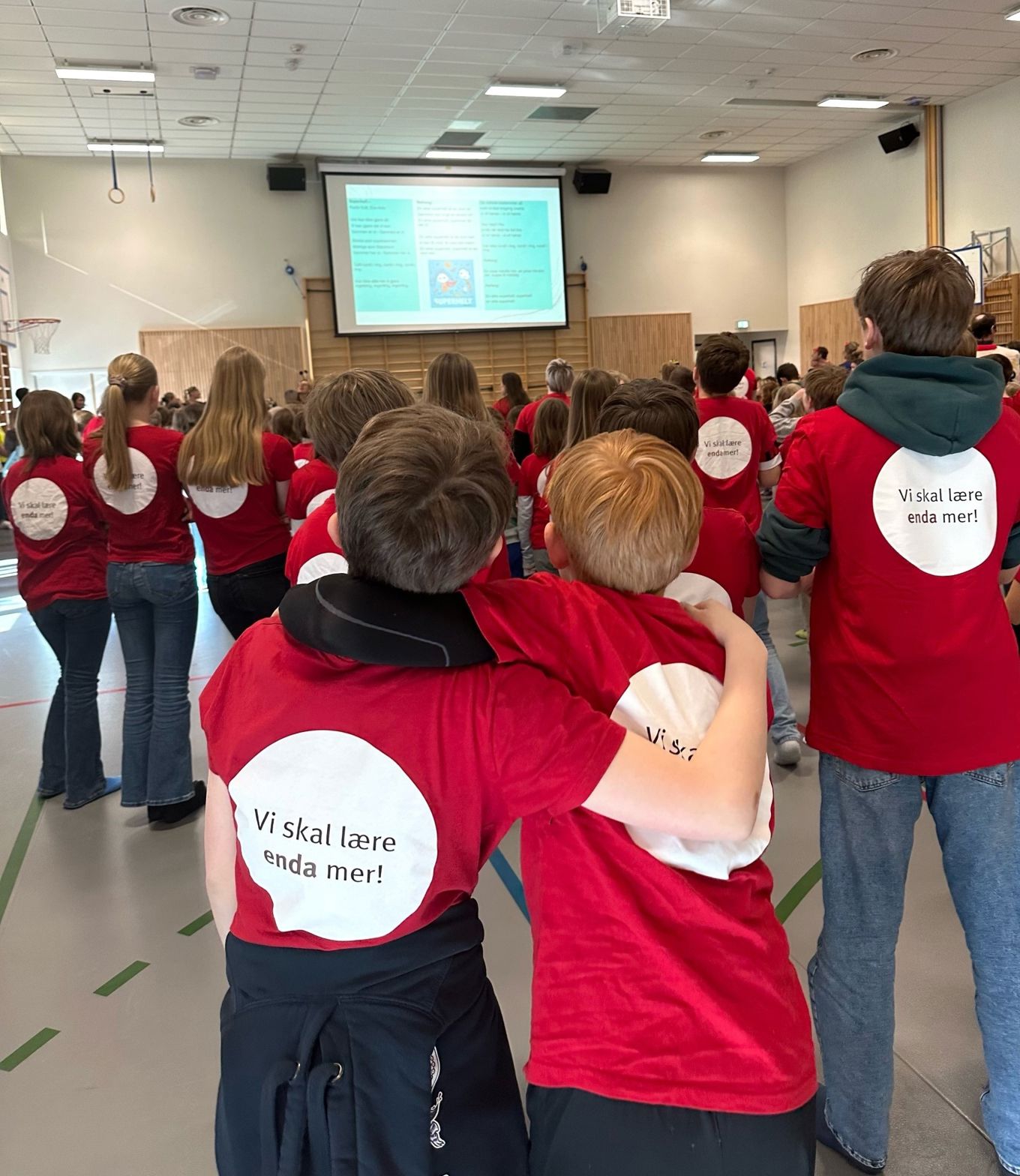 En gruppe mennesker i et rom