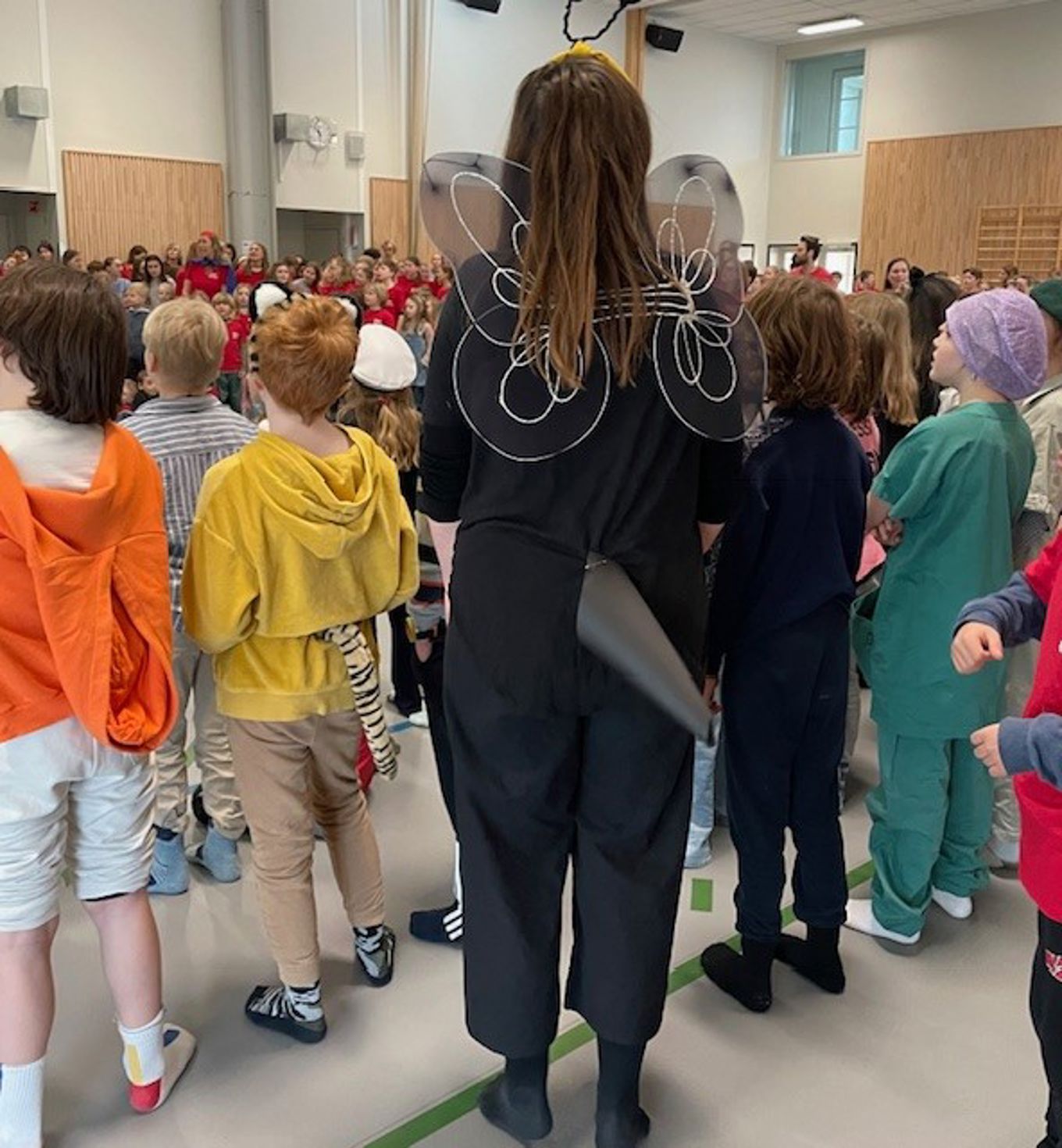 en person i svart dress