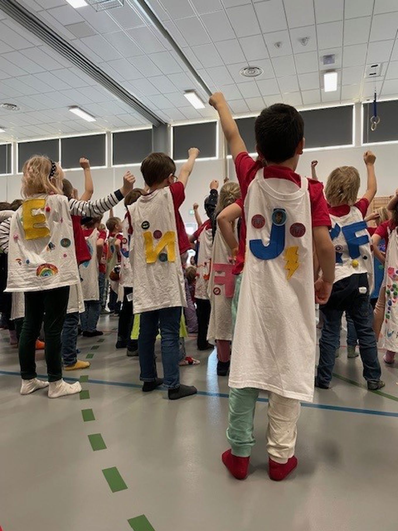 En gruppe barn i et rom