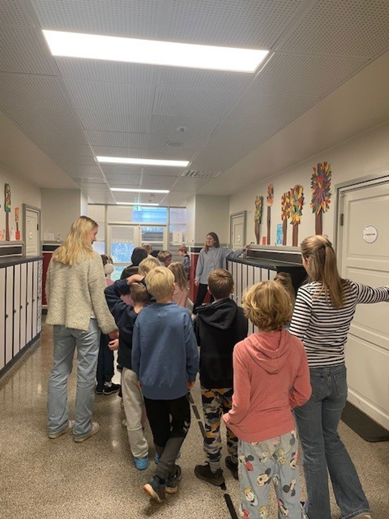 en gruppe mennesker i en gang en gruppe mennesker i en gang