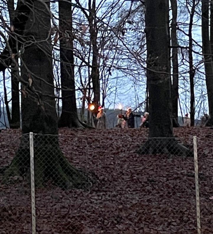 En gruppe mennesker i et skogsområde