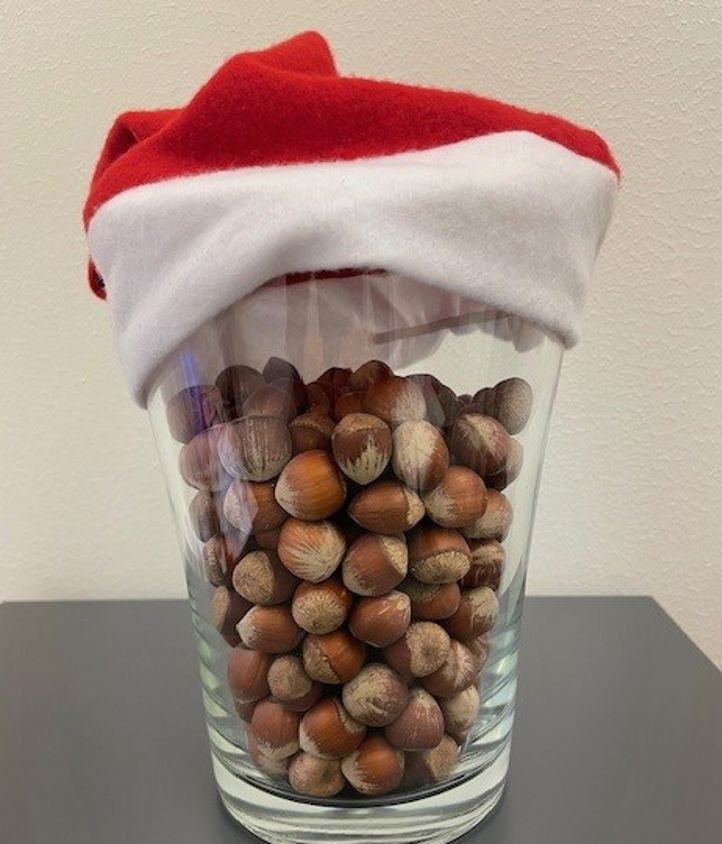 Et glass med nøtter og nisselue