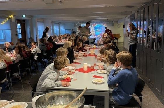 en gruppe mennesker som spiser grøt i kantinen