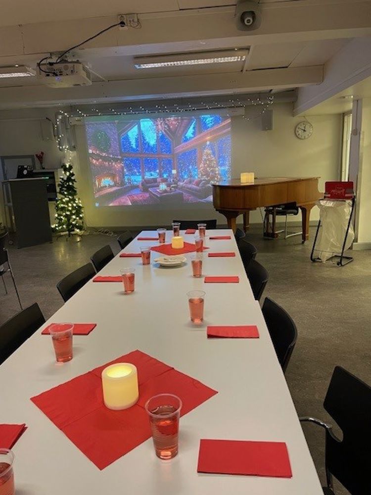 et rom med bord og stoler med stearinlys på 