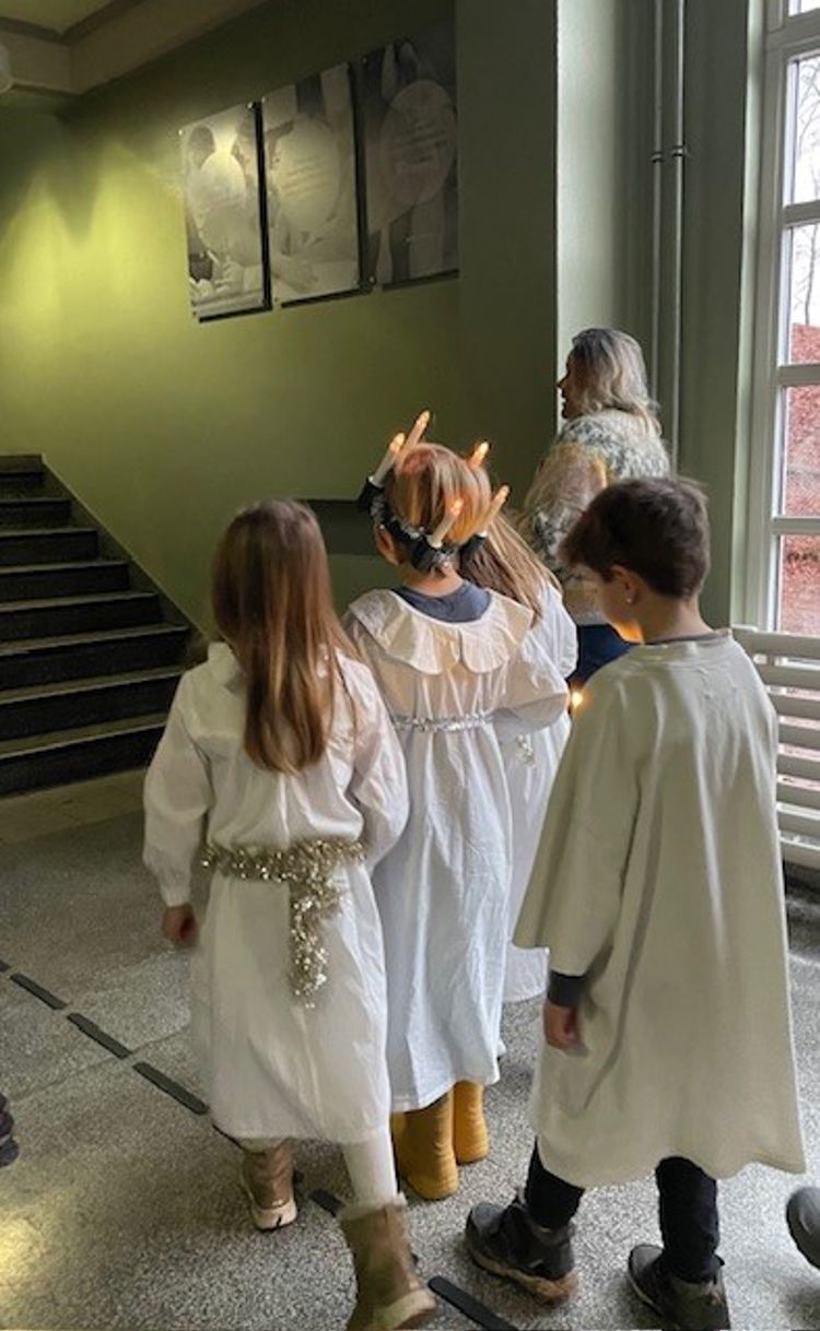 en gruppe barn går Lucia