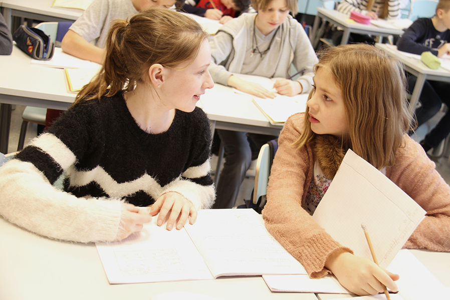 Elever arbeider i klasserom. (Foto: Heidi M. Skjebstad)